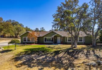 MountainCabin w/ HotTub GameRoom Yosemite BassLake has Balcony rooms