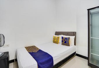 SPOT ON 91745 Rumah Kost Gresik Syariah allows 18 year olds to book a room