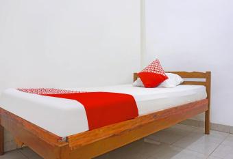 SPOT ON 91786 Kilana Homestay allows 18 year olds to book a room