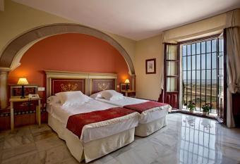 Hotel Alc  zar de la Reina allows 18 year olds to book a room