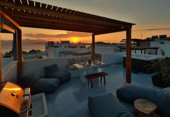 The Nine Graces - Agios Prokopios Beach Apartments -Option with terrace and jacuzzi has Balcony rooms
