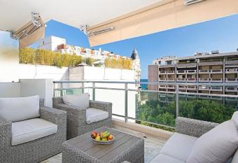 Le Lucior - FLBK conciergerie has Balcony rooms