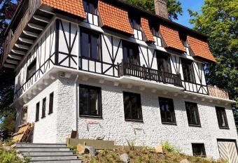 La Gar  onni  re Genval allows 18 year olds to book a room