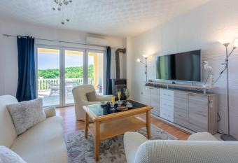 Feniks allows 18 year olds to book a room