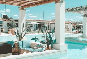 Borgo Rosso Terra has Balcony rooms