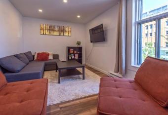 Spacious 3 bedrooms - Quartier Latin - Montr  al has Balcony rooms