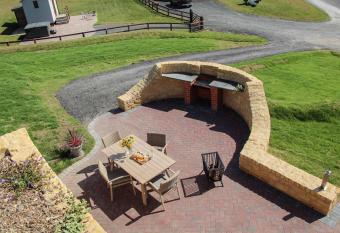 Burrow View has rooms with a private hot tub