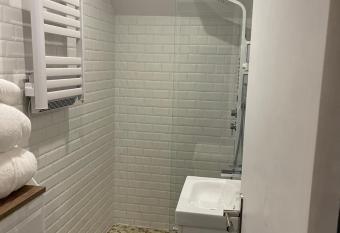 Appartement hors du commun avec son jacuzzi has rooms with a private hot tub