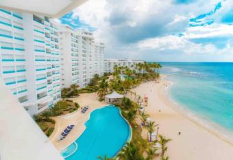 3 Bedrooms At Marbella Beachfront Juan Dolio has Balcony rooms