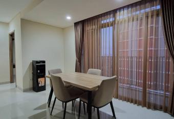 Apt Pejaten Park 2 BR Luas dgn Swim Pool & Netflix has rooms with a private hot tub