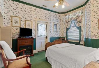 Four Winds Victorian Venue & Suites has Balcony rooms
