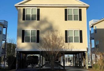 3 Bedroom Marina Front Home, 15 mins to downtown has Balcony rooms