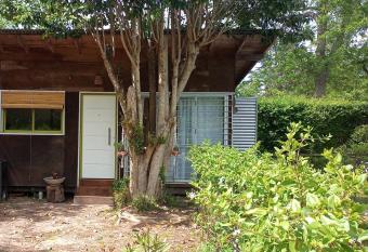 Caba  a monoambiente con pileta y jard  n arbolado allows 18 year olds to book a room