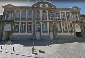 Logement dans le c  ur historique de Mons has Balcony rooms