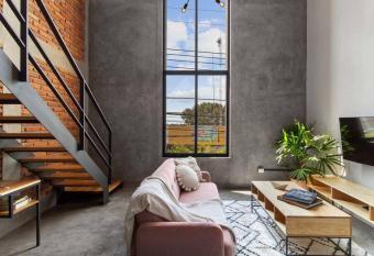 +MS +Contempor  neo loft +Ubicad  simo +Arcos loft 3 allows 18 year olds to book a room