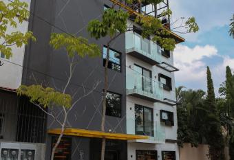 The Lu um House has Smoking/Balcony rooms