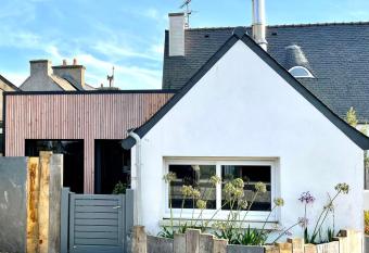 Maison T2    100m des plages allows 18 year olds to book a room