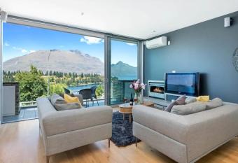 Luxury Lake View - 1 Bedroom has rooms with a private hot tub