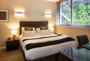 Stunning 1 Bedroom Studio Apartment has rooms with a private hot tub