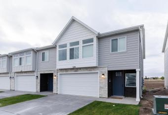 Bear Lake Retreat FREE BOAT PARKING allows 18 year olds to book a room