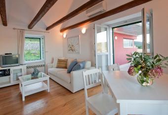 Villa Tangerine Vis allows 18 year olds to book a room