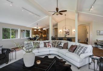 Grandview Lodge Walking Distance to Lake Texoma. has Balcony rooms