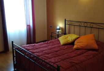 BB Molina has rooms with a private hot tub