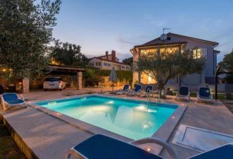 LESA up to 4 people has Balcony rooms