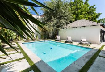 Modern Bungalow with a Pool in Larchmont Village has Balcony rooms