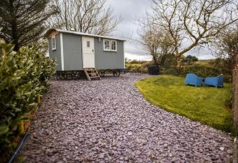 Luxury Shepherd s Hut on Flower Farm with Outdoor Bath in Mid Cornwall has Balcony rooms