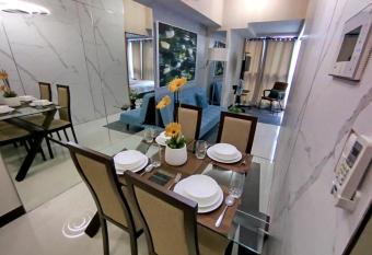 Cozy 1BR UPTOWN PARKSUITES Tower1 BGC has rooms with a private hot tub