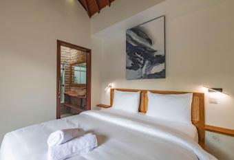 Luxurious 5 Bedroom Villa with Top Entertainment Amenities and Private Pool has rooms with a private hot tub