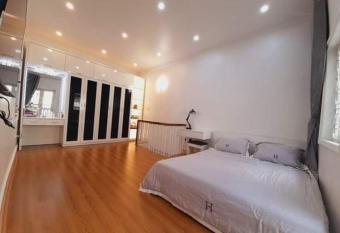 Moon Homestay has Balcony rooms