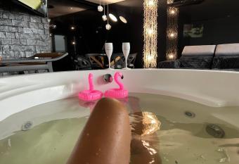 LUKSUSOWE Waikiki w Krainie Alicji allows 18 year olds to book a room