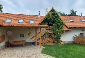 Apartm  n na farm   u kon   has Balcony rooms