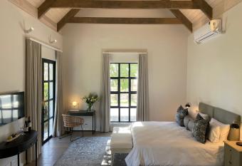 Vergenoegd L  w Boutique Hotel & Spa has rooms with a private hot tub