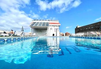 Reformed studio, Free Wifi,rooftop pool with view, near Playa Jardin allows 18 year olds to book a room