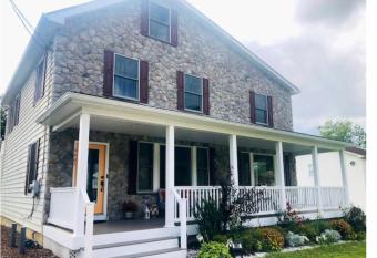 Naomi   s Bed & Breakfast has Balcony rooms