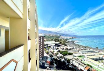 Apartamento a pocos metros de la playa, con piscina y Wifi gratuito en zonas comunes allows 18 year olds to book a room