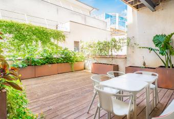 Magnifiques Appartements sur les Quais de Bordeaux has Balcony rooms