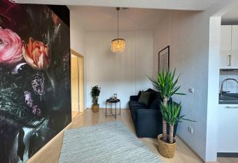 Traumwohnung - Charmante Citywohnung nahe Hauptbahnhof allows 18 year olds to book a room