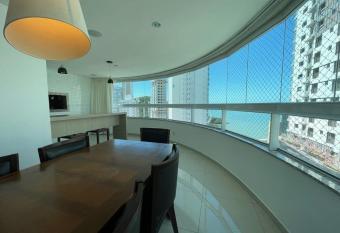 Linda Vista, Um apartamento por andar, 3 Su  tes, 2 Garagens has rooms with a private hot tub