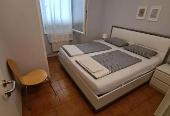Apartma z dvema spalnicama in teraso has Balcony rooms