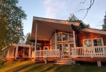 VictoriaCourt Lakeside Villa has Balcony rooms