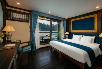 Nostalgia Halong Cruise has rooms with a private hot tub
