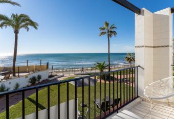 Sea Front Beach House Macarena C has Smoking/Balcony rooms