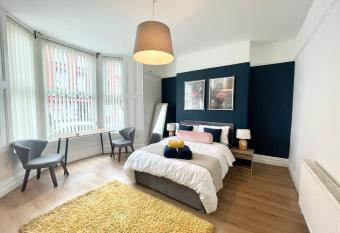 *NEW* Grant 7 Bed House steps away from Stadium allows 18 year olds to book a room