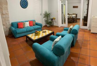 Casa para 12 con garaje, jard  n y quincho allows 18 year olds to book a room