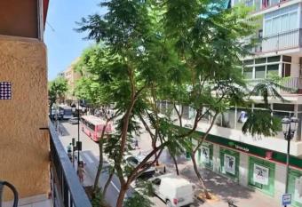 Lovely Central 2 Bed Apartment close to the Beach and Stations has Balcony rooms