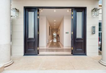 High End 1 BR Apt, 2 Beds Desirable Chigwell allows 18 year olds to book a room